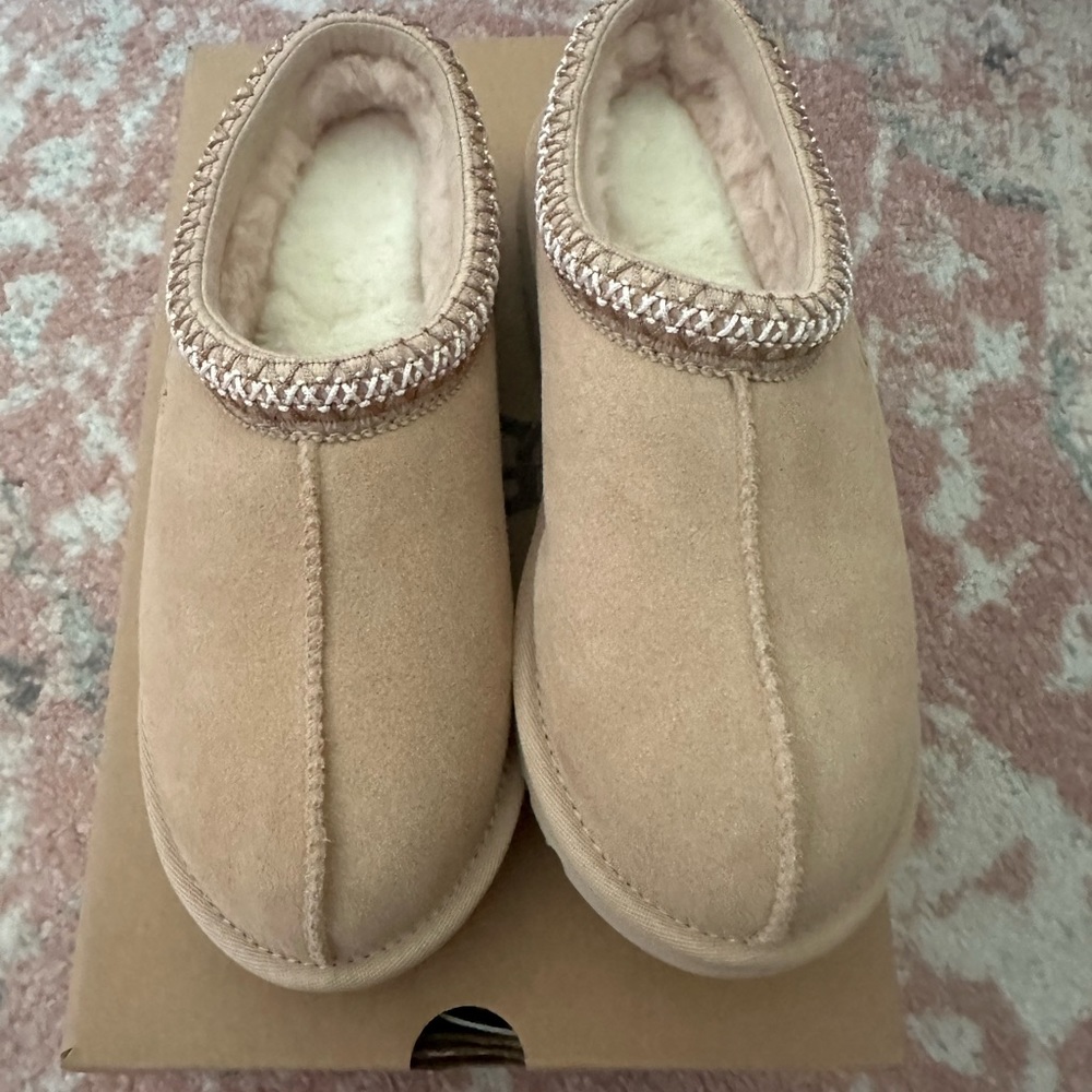 NWT UGG Tasman in Driftwood, size 8